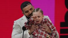 Drake carga a su hijo Adonis Graham mientras acepta el premio al artista de la d&eacute;cada en los Billboard Music Awards el domingo 23 de mayo de 2021 en el Microsoft Theatre de Los &Aacute;ngeles. 