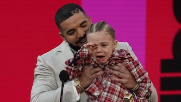 Drake carga a su hijo Adonis Graham mientras acepta el premio al artista de la década en los Billboard Music Awards el domingo 23 de mayo de 2021 en el Microsoft Theatre de Los Ángeles.
