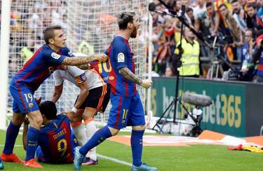 Multan a Valencia, pero critican actitud de jugadores del Barcelona