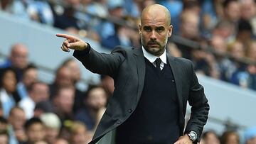 Pep Guardiola da instrucciones.