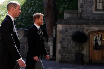 El príncipe Guillermo de Gran Bretaña y el príncipe Harry de Gran Bretaña siguen al coche fúnebre.