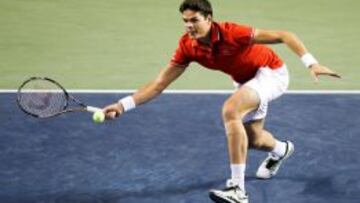 El tenista canadiense de origen balcánico Milos Raonic volea en un partido de Copa Davis frente a Francia en Vancouver.