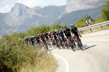 El pelot¨®n durante la novena etapa de la Vuelta Ciclista a Espa?a.