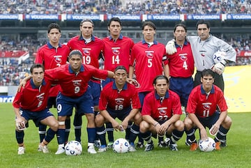 Pérez, arriba penúltimo a la derecha junto a Nelson Tapia, en la Roja. 