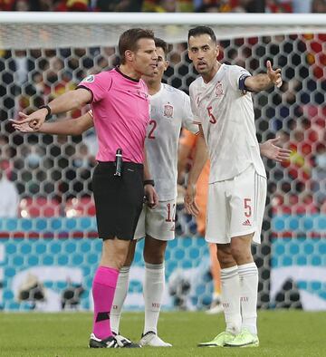 El árbitro Felix Brych y Sergio Busquets.