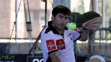 TRIUNFO. El argentino Cristian Gutiérrez volea de revés durante el partido de primera ronda del VII Internacional Mercer Trofeo Beetle.