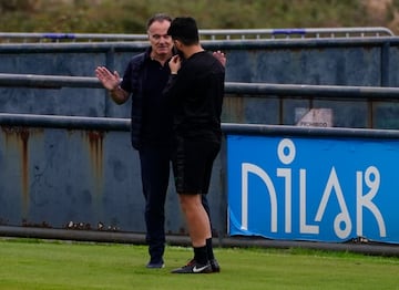 Fernández Romo hablando con Antonio Cruz, el cirujano del Racing.