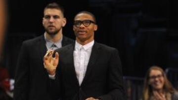 Russell Westbrook vestido de calle durante su lesión.