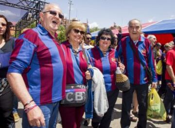 La afición del Barça disfruta de las instalaciones de la fan zone en el antiguo Matadero de Madrid.