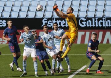 Despeje del portero esloveno Jan Oblak.