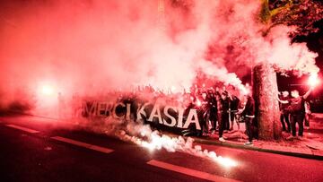 Impresionante homenaje de los fans a Kiedrzynek que pone en entredicho la decisión del PSG