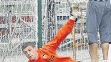 <b>BUEN PORTERO. </b>El valencianista Ludovic Butelle no termina de tener clara la opción grana. Pese a todo, Alcaraz le intentará convencer.