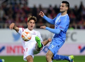 Denis Suarez y Miral Samardzicl,  durante el partido correspondiente a la sexta jornada de la Liga Europa grupo G, disputado hoy en el estadio Ramon Sanchez Pizjuán.