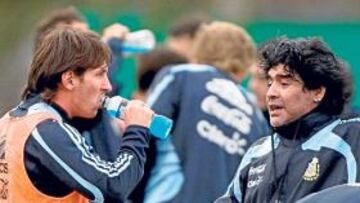 <b>A TIRAR DEL CARRO. </b>Maradona da instrucciones a Messi durante uno de los entrenamientos de la 'albiceleste' celebrados en Ezeiza.