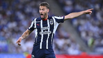 Sergio Canales durante un partido con Rayados de Monterrey.