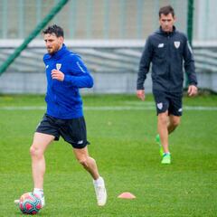 Aduriz toca balón en el exterior