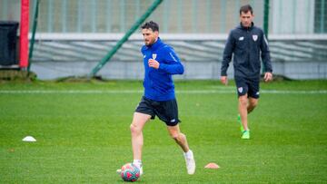 Aduriz tocando hoy balón en Lezama.