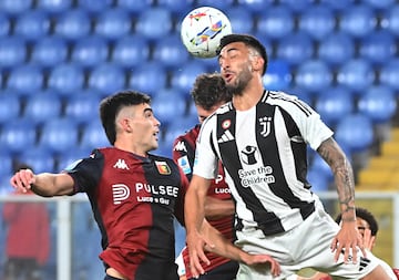 Genoa (Italy), 28/09/2024.- Genoa'Äôs Johan Vasquez (L) and Juventus' Nico Gonzalez in action during the Italian Serie A soccer match Genoa CFC vs Juventus FC at Luigi Ferraris stadium in Genoa, Italy, 28 September 2024. (Italia, Génova) EFE/EPA/LUCA ZENNARO
