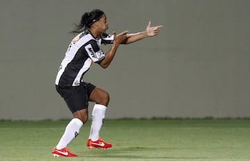 Ronaldinho volvió a mostrarse irregular en su juego. En algunos partidos estuvo desaparecido y en otros era determinante. 

 