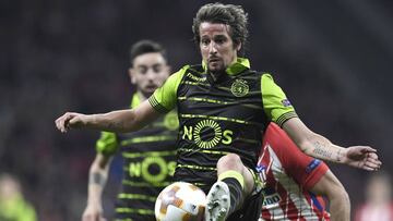 Fabio Coentrao controla un bal&oacute;n en el partido ante el Atl&eacute;tico