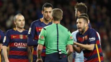 Jordi Alba protestó en el penalti.