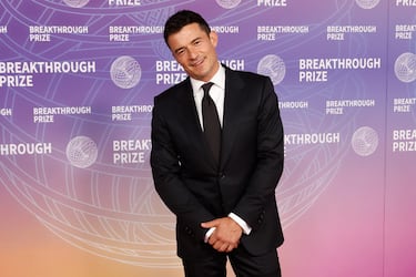 Orlando Bloom posa en la alfombra roja de la 12.ª ceremonia de entrega del premio Breakthrough en el Barker Hangar de Santa Mónica, California.