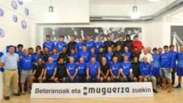 DE LA MANO. Pasado y presente quedaron inmortalizados ayer en las instalaciones de Zubieta.