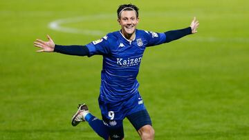 Marc Gual, del Alcorc&oacute;n, celebra uno de sus dos goles.