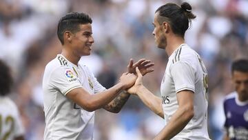 James y Bale se saludan durante el Real Madrid-Valladolid de LaLiga Santander disputado en agosto de 2019.