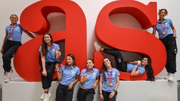 Las 7 medallistas de los Mundiales de relevos, en AS: Jaël-Sakura Bestué, Blanca Hervás, Esperança Cladera, Maribel Pérez, Paula Sevilla, Eva Santidrián y Daniela Fra.
