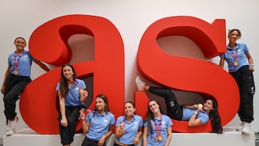 Los equipos femeninos de relevos 4x100 y 4x400 posan en la redacción de AS con sus medallas mundiales.