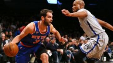 Jose Calderon intenta marcharse de Jarrett Jack.