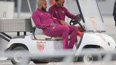 Marcao, junto a Badé en un entrenamiento del Sevilla.