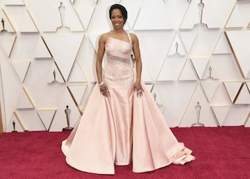 La actriz Regina King con un vestido de color rosa diseño de Versace y un brazalete de diamantes.