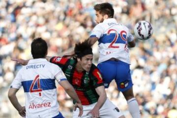 Fútbol, Universidad Católica v Palestino.
Décima fecha, campeonato de Apertura 2015.
El jugador de Palestino, Francisco Alarcón, centro, disputa el balón con Stefano Magnasco de Universidad Católica durante el partido de primera división en el estadio San