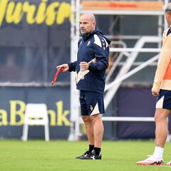 Paco López: “Sufro porque hay gente que siente ese escudo y está sufriendo”