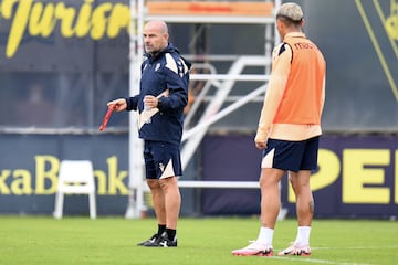 Paco Lpez dirigiendo el entrenamiento del Cdiz este mircoles.