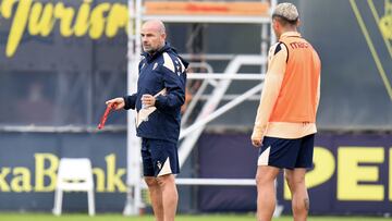 Paco López dirigiendo el entrenamiento del Cádiz este miércoles.