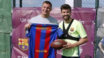 Rob Gronkowski junto a Piqué