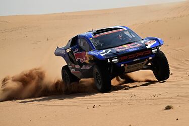 El piloto español de Ford Racing, Carlos Sainz, y su copiloto español, Lucas Cruz, compiten en la etapa 7.