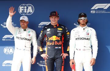 El ganador de la pole Verstappen de Red Bull, Bottas y Hamilton de Mercedes.