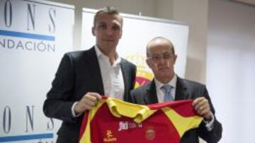 Fred Soyez y el presidente de la Federación, Santiago Deó, con la camiseta de España.