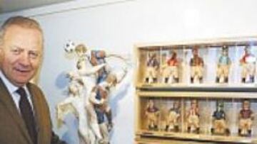 <b>COLECCIÓN DE FÚTBOL. </b>Manel Mayoral, en su galería de arte.