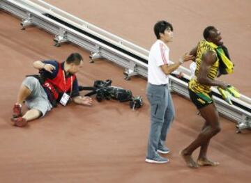 Un cámara de televisión en su 'Segway' se llevó por delante a Usain Bolt en la vuelta de honor de la final de 200m.