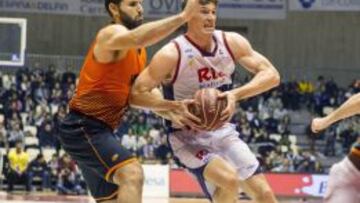 El alero polaco del Rio Natura Monbus Obradoiro Adam Waczynski (d) es presionado por el escolta griego M. Papamakarios (i), del Montakit Fuenlabrada.