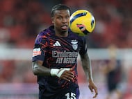 Sidny Lopes Cabral conduce un balón.