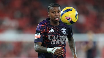 Sidny Lopes Cabral conduce un balón.