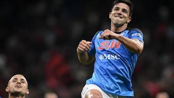 MILAN, ITALY - SEPTEMBER 18: Giovanni Simeone of SSC Napoli celebrates with teammates after winning the Serie A championship football match AC Milan vs Napoli at San Siro Stadium in Milan, Italy on September 18, 2022. (Photo by Piero Cruciatti/Anadolu Agency via Getty Images)