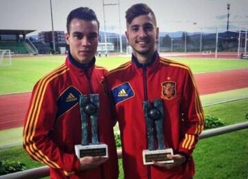 Unos jovencísimos Raúl de Tomás y Álvaro Vadillo, en 2013, como miembros del Once de Bronce del Fútbol Draft.