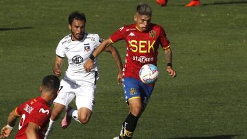 Futbol, Union Espanola vs Colo Colo.
Vigesima tercera fecha, campeonato nacional 2020.
El jugador de Union Espanola Carlos Palacios controla el balon contra Colo Colo durante el partido de primera division realizado en el Estadio Santa Laura de Santiag
